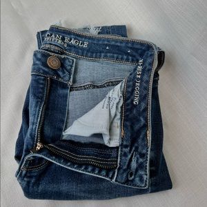American Eagle high rise jegging medium wash with little distressed size 4